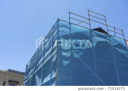Residential image Scaffolding during housing construction Architectural curing sheet 71914271