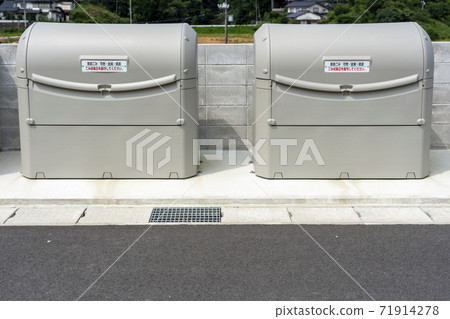 Garbage storage box in a residential area 71914278