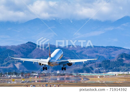 機場景觀飛機降落,宮城縣名取市 機場景觀飛機降落,宮城縣名取市 71914392