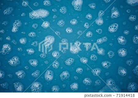 foam spots on blue water 71914418