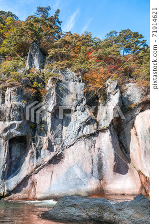 [Prajna and autumn leaves near Fukiware Falls] 71914621
