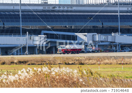 View of the airport Refueling car (Fewer) Natori City, Miyagi Prefecture View of the airport Refueling car (Fewer) Natori City, Miyagi Prefecture 71914648