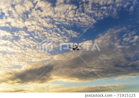 宮城縣名取市黃昏降落飛機場 71915125