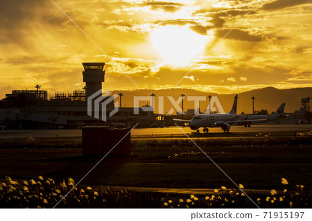 Airport at dusk, silhouette of an airplane taxiing, Natori City, Miyagi Prefecture Airport at dusk, silhouette of an airplane taxiing, Natori City, Miyagi Prefecture 71915197