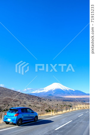 Road leading to Mt. Fuji 71915233