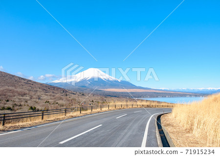 Road leading to Mt. Fuji Road leading to Mt. Fuji 71915234