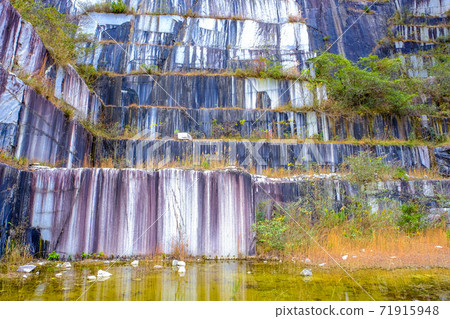 稻田石材開採場和池塘 71915948