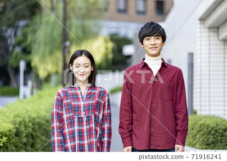 Portraits of men and women in their 20s Portraits of men and women in their 20s 71916241