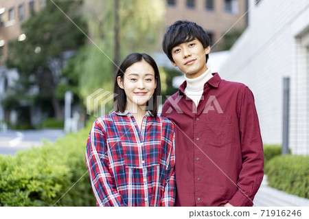 Men and women in their 20s Men and women in their 20s 71916246