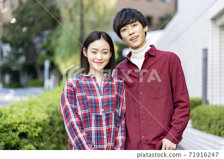 Men and women in their 20s Men and women in their 20s 71916247