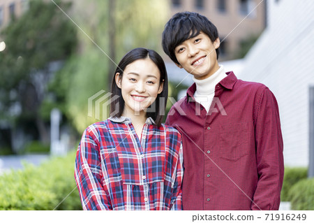 Men and women in their 20s Men and women in their 20s 71916249