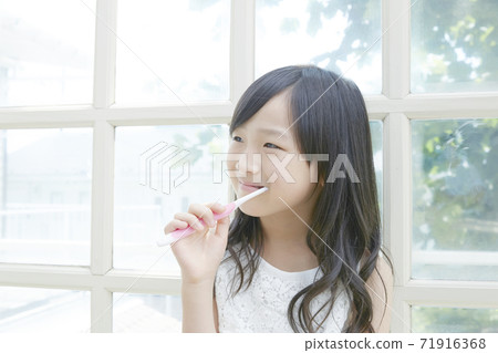 女孩刷牙 女孩刷牙 71916368
