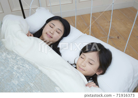 母女睡覺 母女睡覺 71916373