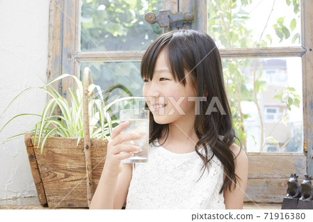 女孩喝水 71916380