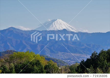 Mt. Fuji from the foot of Mt. Kentoku 71916806