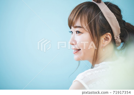 戴著髮帶的女人 戴著髮帶的女人 71917354