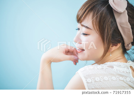 戴著髮帶的女人 戴著髮帶的女人 71917355