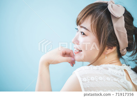 戴著髮帶的女人 戴著髮帶的女人 71917356