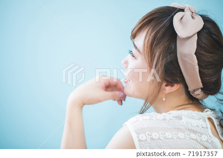 戴著髮帶的女人 71917357