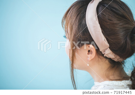 Woman wearing a hair band Woman wearing a hair band 71917445