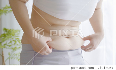 女人採摘腹部肉 女人採摘腹部肉 71918065