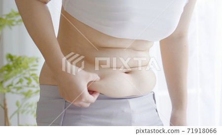 女人採摘腹部肉 71918066