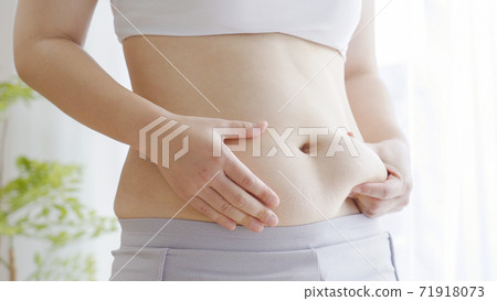 Woman picking belly meat 71918073