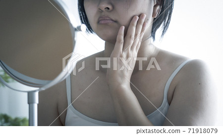 一個關心臉部線條的女人 71918079