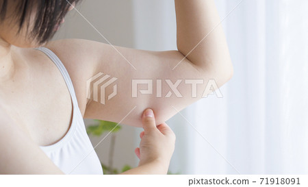 女人採摘她的上臂 71918091
