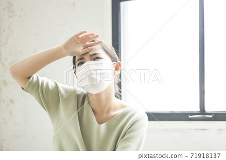 A woman who is ill and painful A woman who is ill and painful 71918137