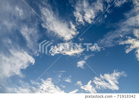 稱為纏繞雲的條狀雲蔓延的天空 71918342
