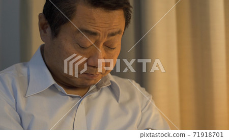 Middle-aged and older men taking a nap 71918701