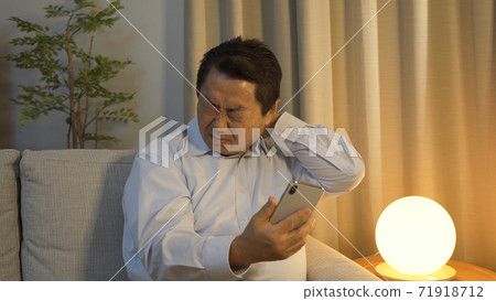 中年男子頸部疼痛 中年男子頸部疼痛 71918712