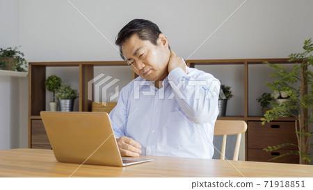 中老年人在家進行遠程辦公 71918851