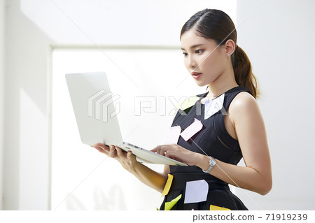 一個漂亮的上班族,衣服上有很多記事本 一個漂亮的上班族,衣服上有很多記事本 71919239