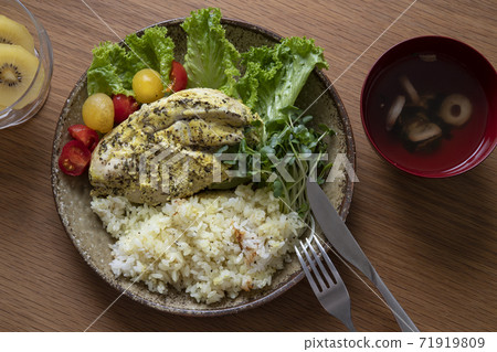 香草雞肉飯和湯桌 71919809