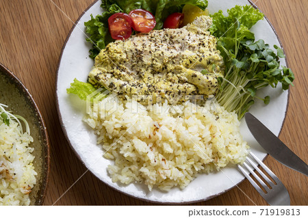 Herb chicken rice 71919813