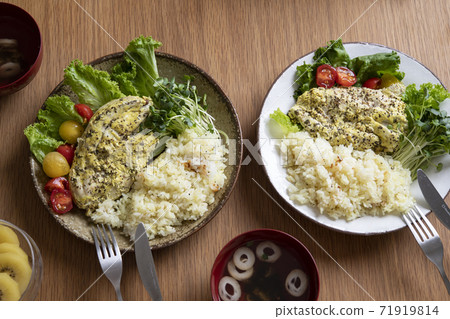 Herb chicken rice and soup table 71919814