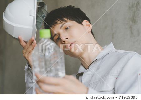 Field worker 71919895