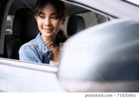 駕駛汽車的一個少婦 駕駛汽車的一個少婦 71920063