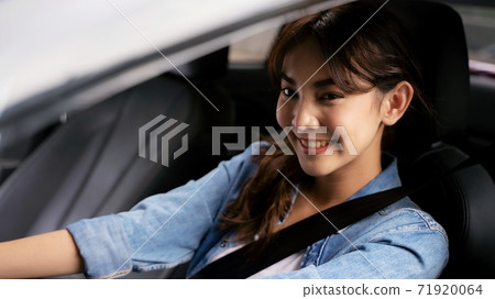 駕駛汽車的一個少婦 駕駛汽車的一個少婦 71920064