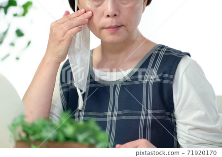 一個因面膜而關心皮膚粗糙的女人 71920170