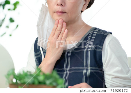 一個因面膜而關心皮膚粗糙的女人 一個因面膜而關心皮膚粗糙的女人 71920172