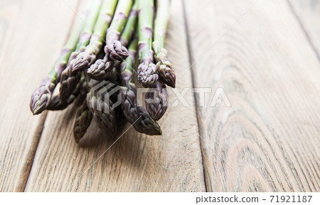 Fresh green asparagus 71921187