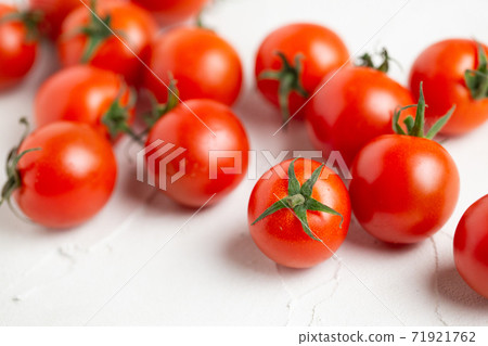 Many Petit tomatoes 71921762