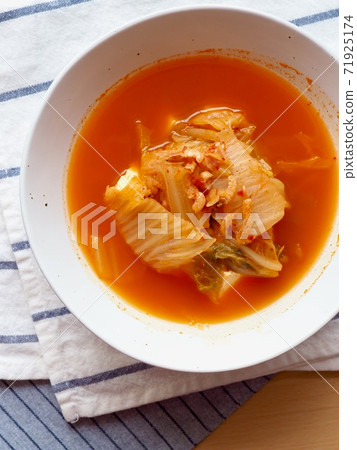 韓國傳統食品，蝦泡菜湯 71925174