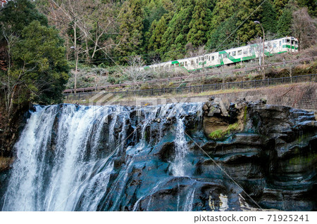 Karasuyama Line Kiha 40 series running overlooking the waterfall 71925241