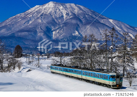 信州鐵道115系列信州色彩在黑姬山雪景下運行 信州鐵道115系列信州色彩在黑姬山雪景下運行 71925246