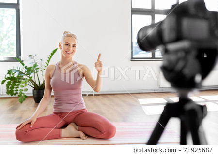 woman or sports blogger streaming online at home 71925682
