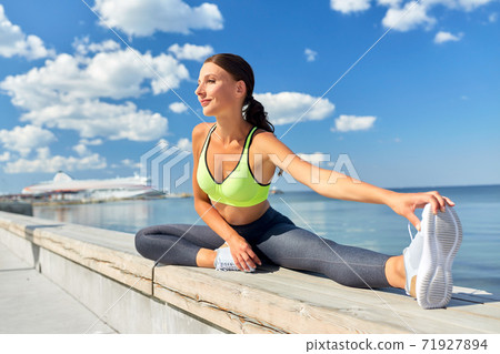 young woman doing sports outdoors 71927894